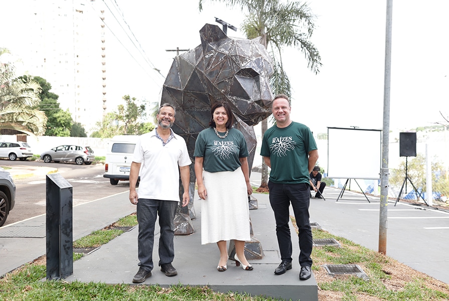 pessoas no monumento