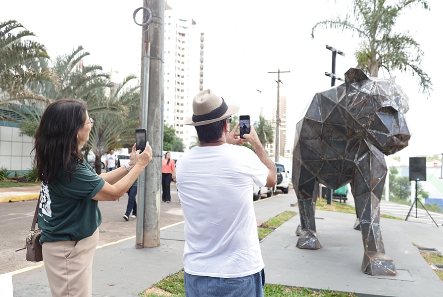 Revitalização pessoas tirando foto do monumento