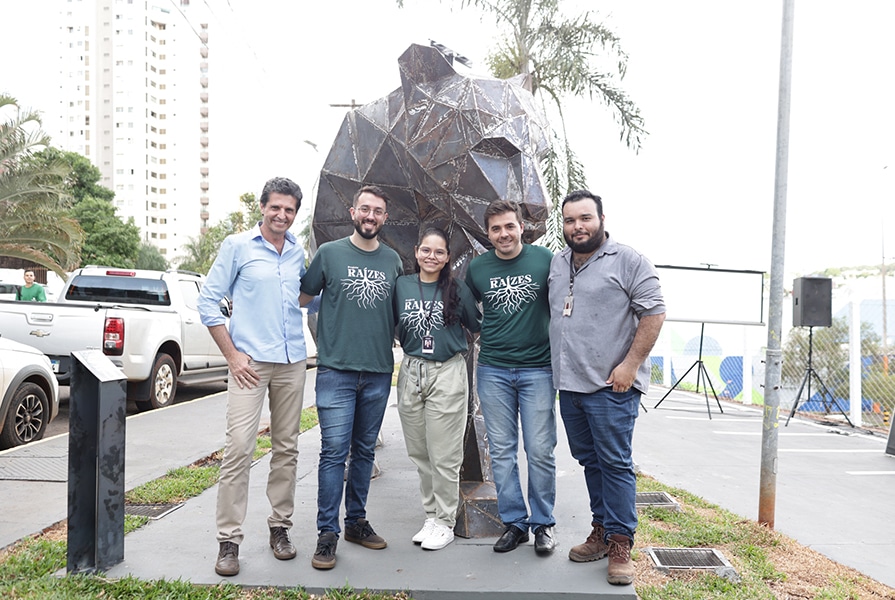 grupo de pessoas tira foto em monumento