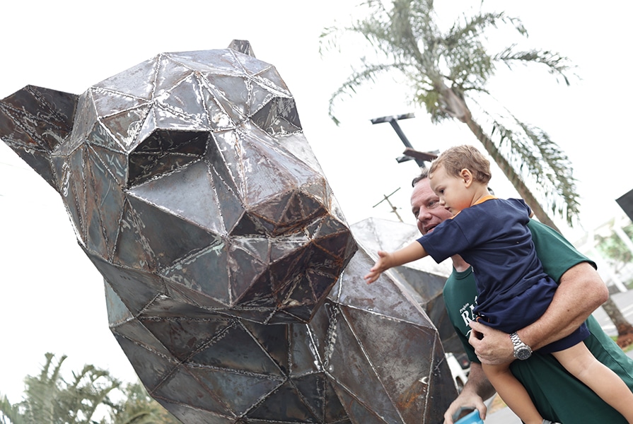 criança toca em monumento