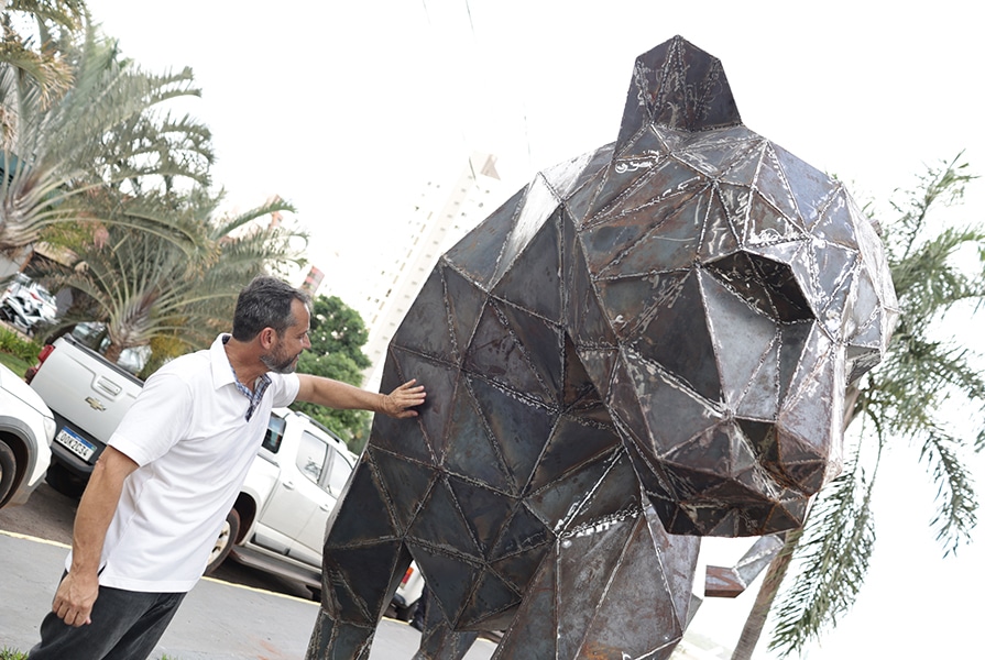 criador do monumento da Revitalização da praça