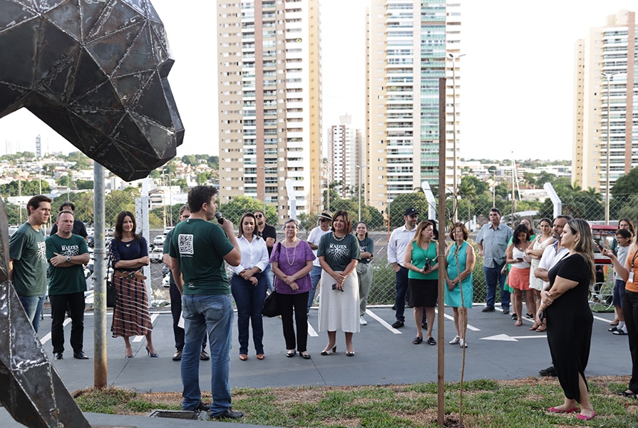 pessoas na Revitalização da praça