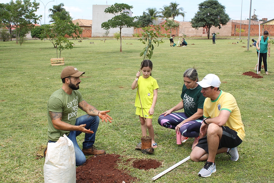 menina e adultos plantando arvore em Floresta dos 30