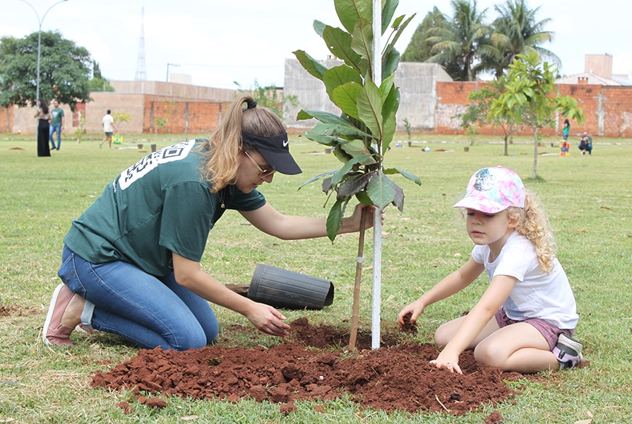 criança e mae plantam arvore em Floresta dos 30