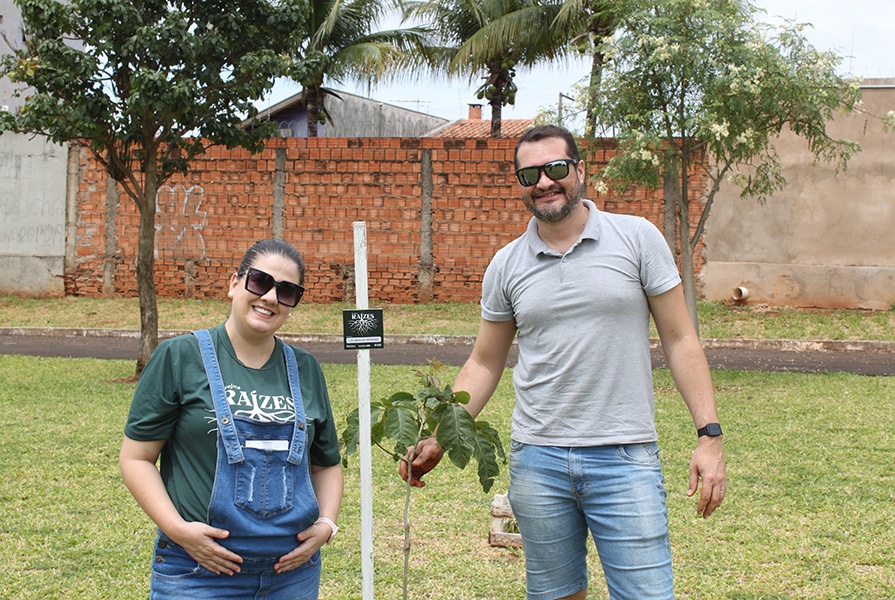 casal com mulher grávida plantando Floresta dos 30