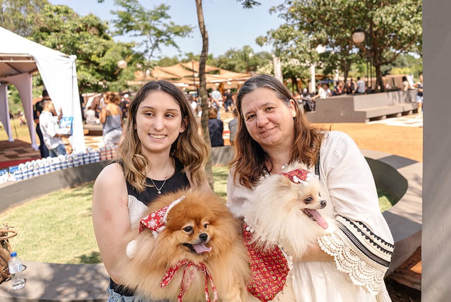 duas muheres com cachorros no Sábado no Parque de natal