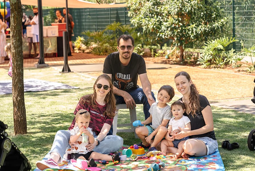 familia com filhos no Sábado no Parque de natal