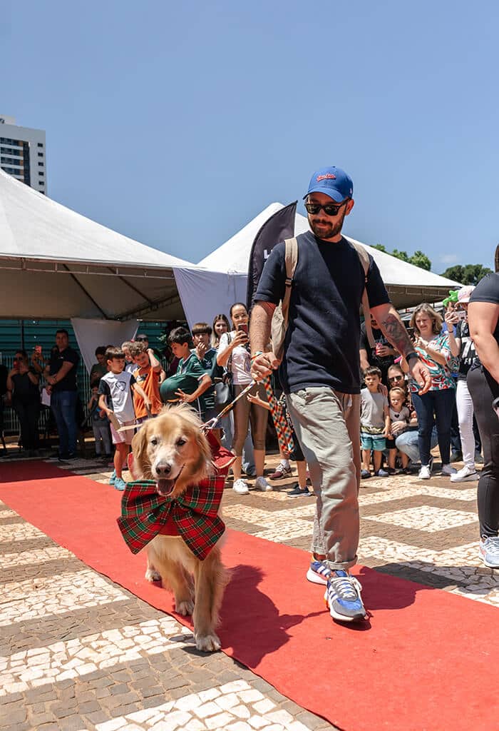 homem desfila com cachorro em Sábado no Parque