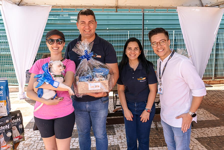 pessoas com cesta de produtos e cachorro