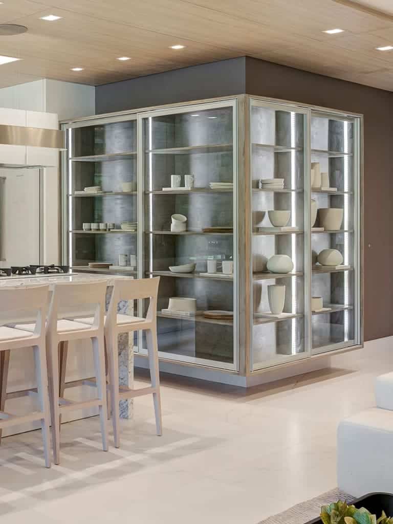 Como adicionar sofisticação na decoração de sua cristaleira