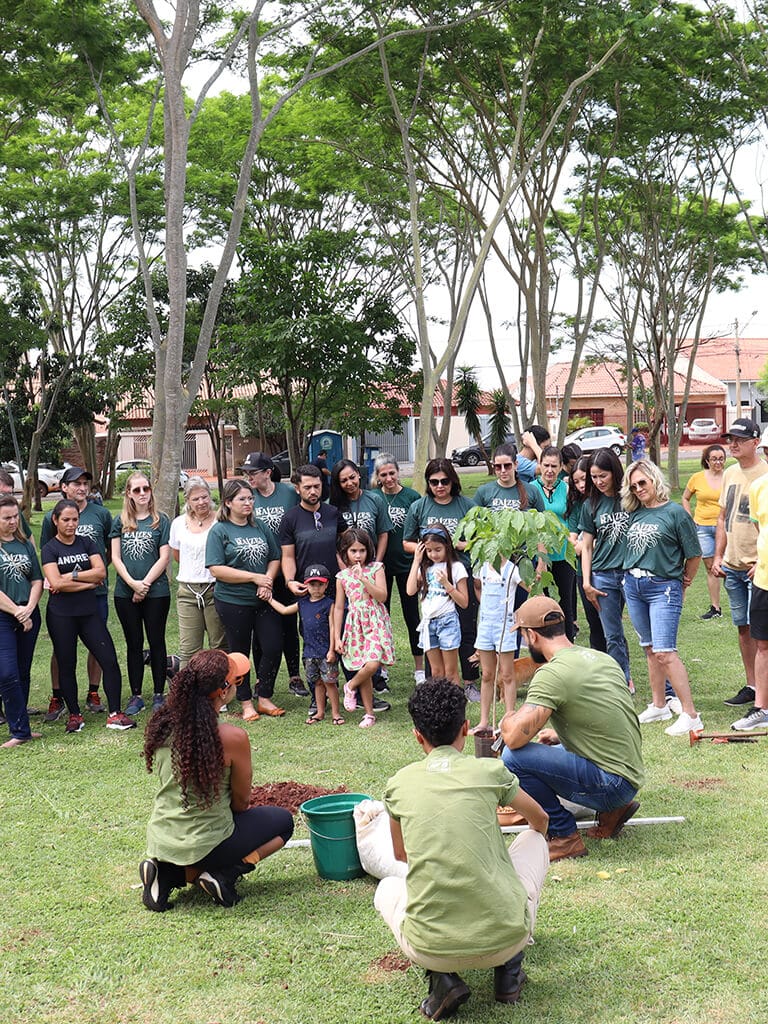 Floresta das 30: Grupo Plaenge e vizinhos de praça plantam 50 mudas