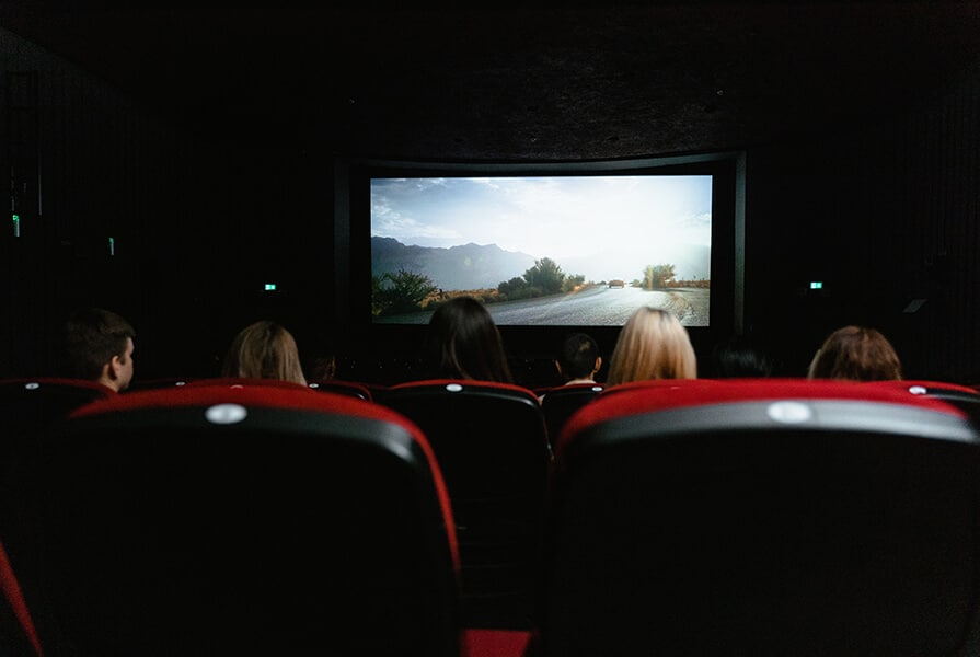 pessoas assistindo cinema em condomínio