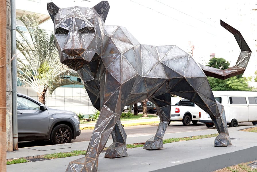 praça em campo grande com monumento