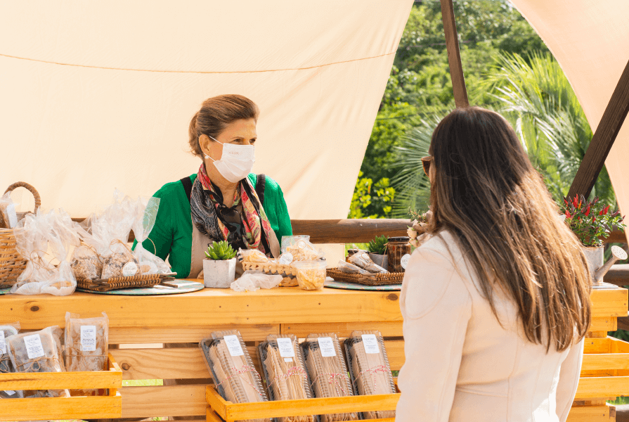 mulher comprando produtos