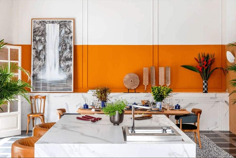 cozinha decorada com parede boiserie branca e laranja