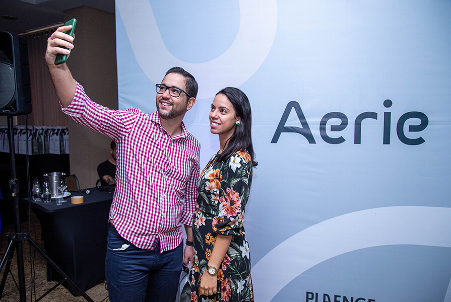 casal tirando selfie em evento aerie 