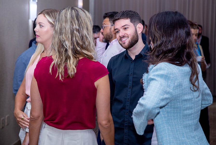 pessoas conversando em evento aerie