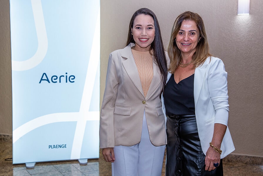 duas mulheres em evento aerie