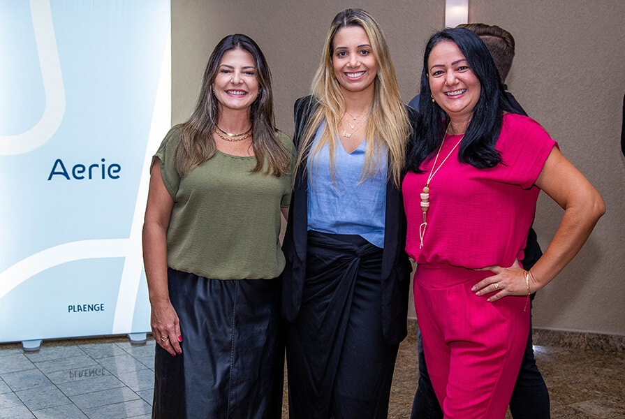 tres mulheres no evento aerie