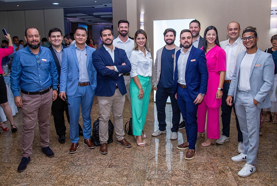 grupo de pessoas em evento