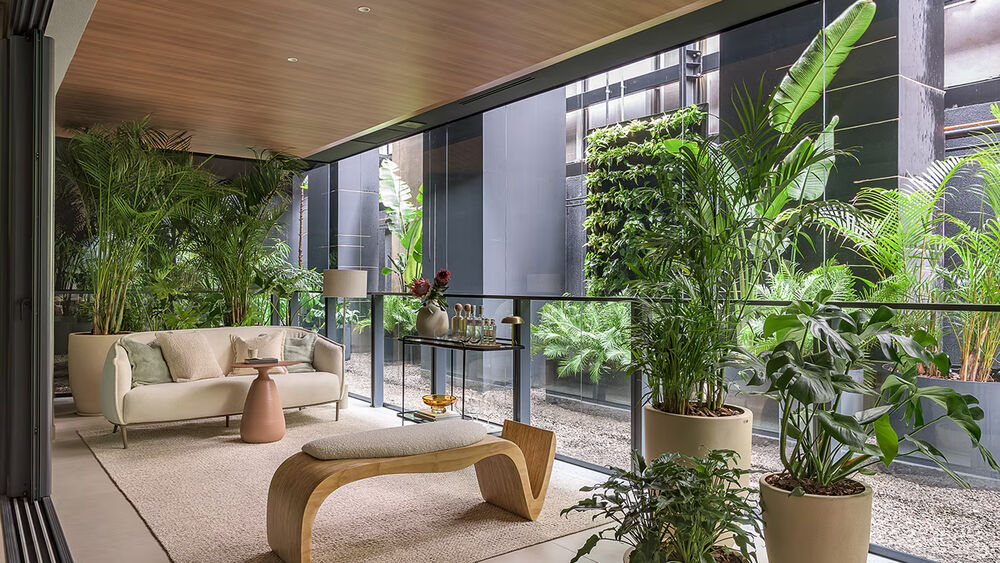 Sala com verde exuberante e sofá moderno