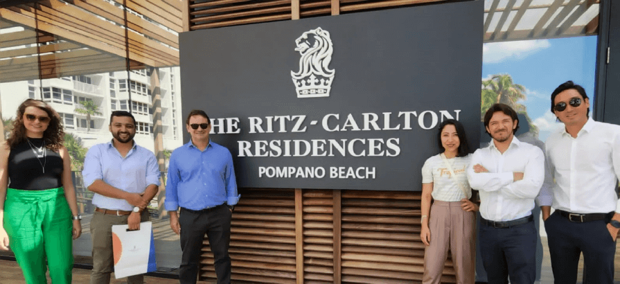 pessoas posam em frente ao ritz carlton em miami