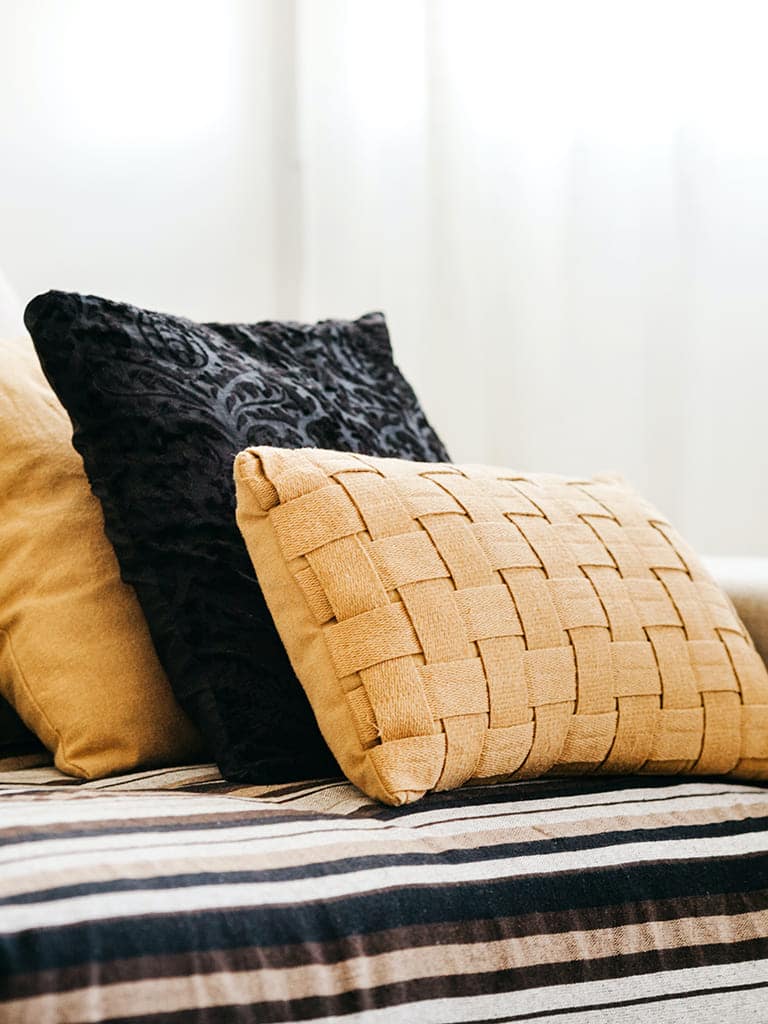 Versatilidade e conforto: dicas para usar almofada na decoração