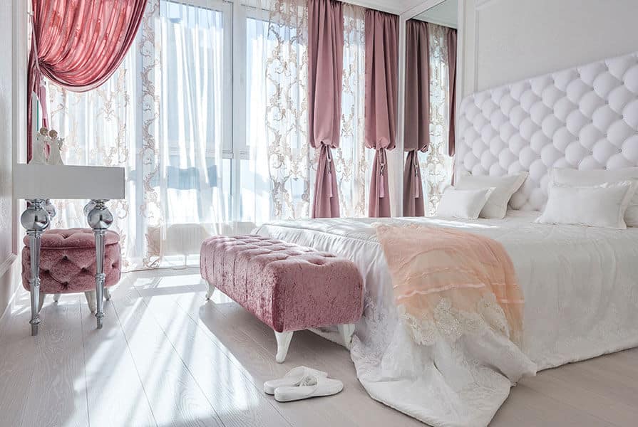 quarto de casal com decoração vitoriana e detalhes em rosa 