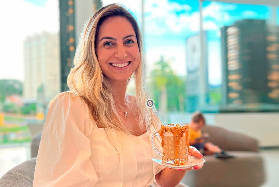 Natália Flores tomando um café no dia do café