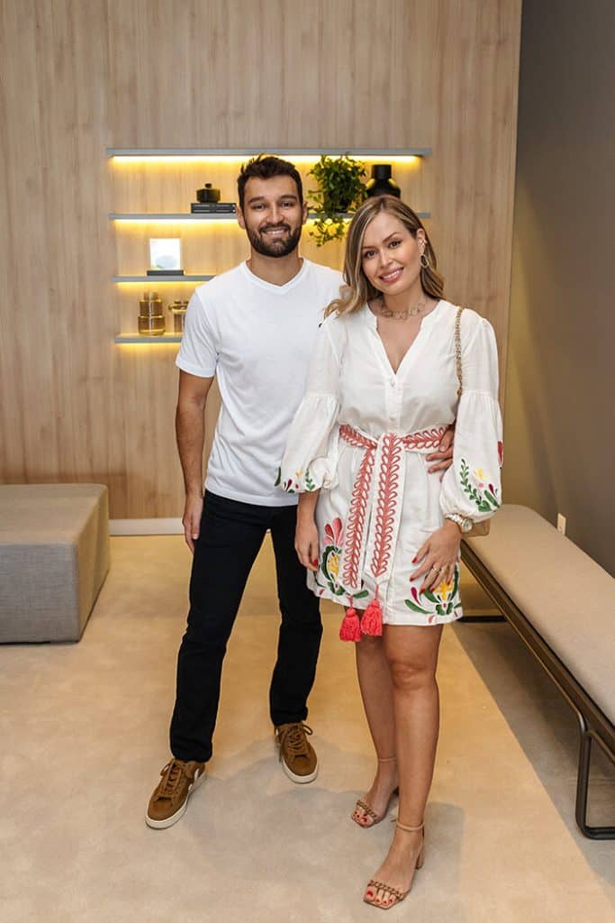 homem e mulher no evento de entrega do trianon