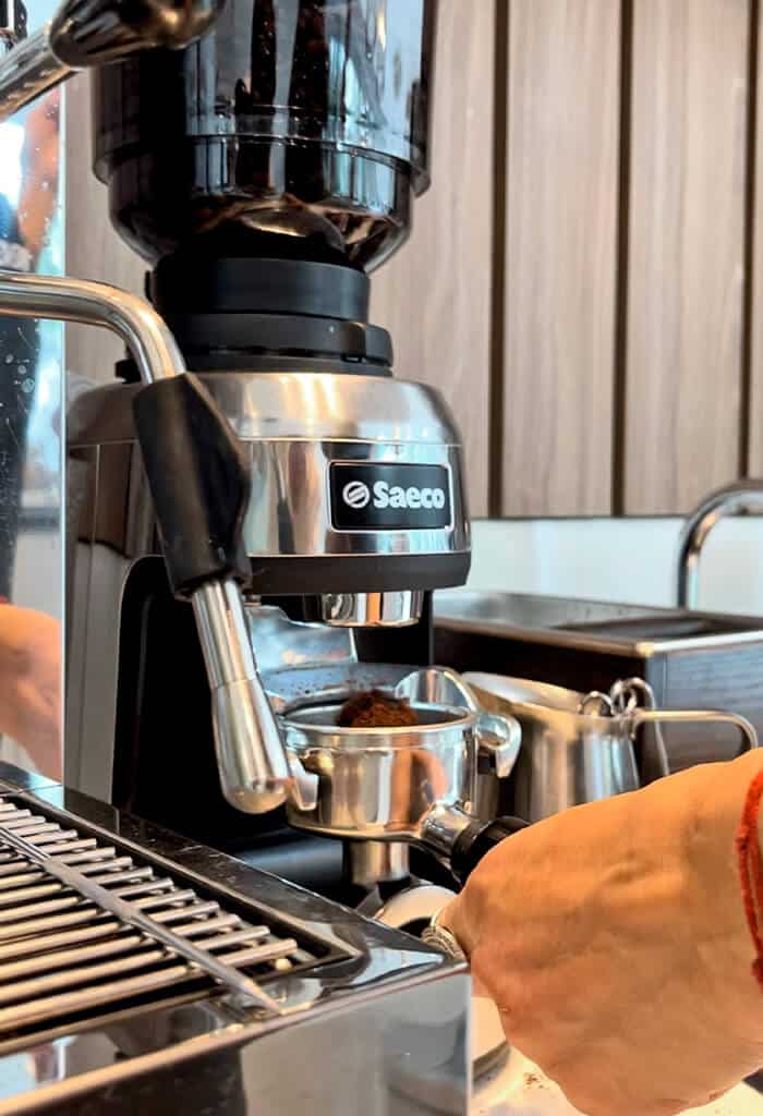 barista fazendo café