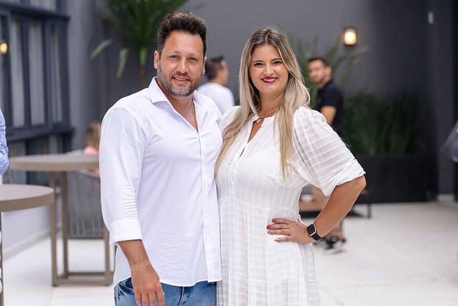 homem e mulher posam para foto