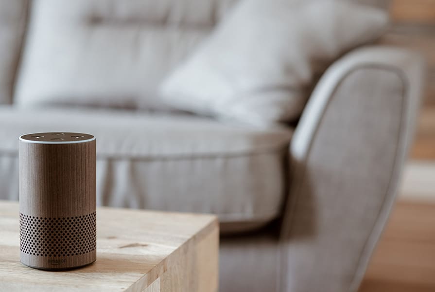 alexa em cima da mesa de centro da sala de estar