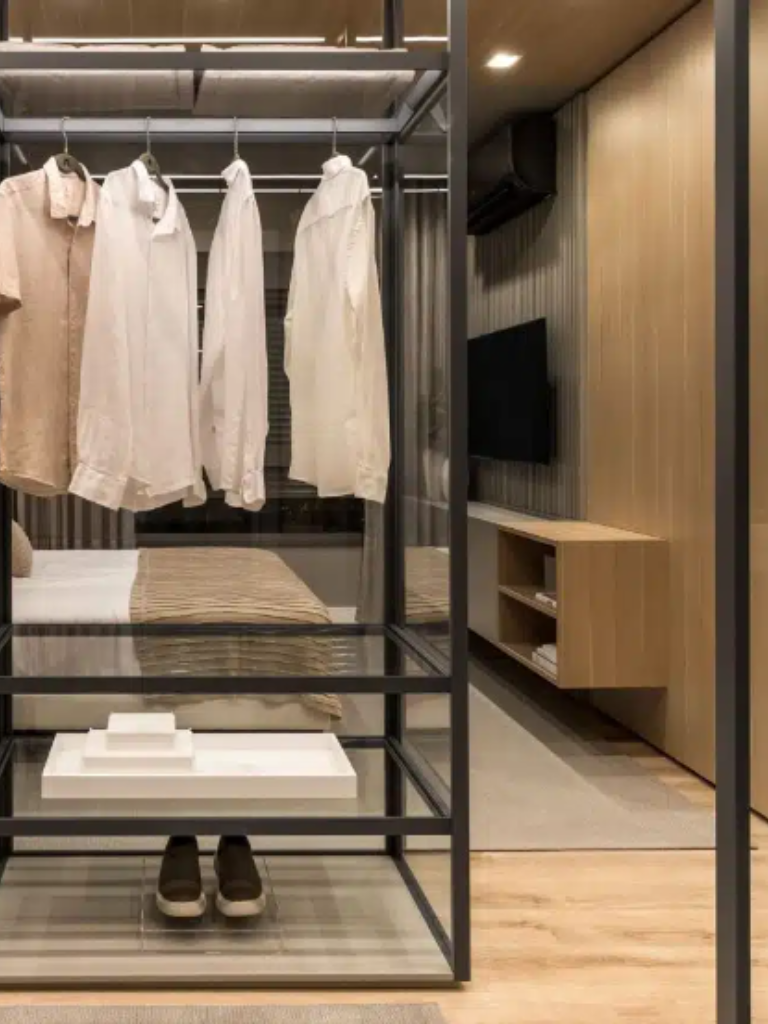 Quarto com closet: 8 dicas para organizar e decorar