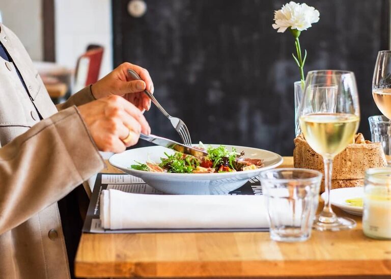 prato de salada em uma mesa de almoço