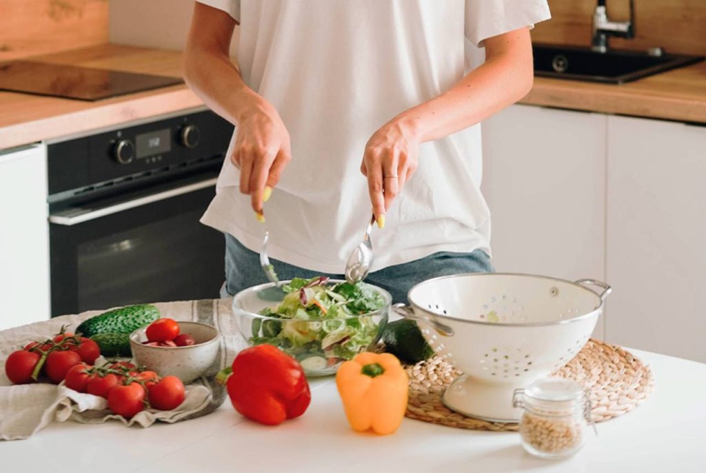 mulher preparando salada