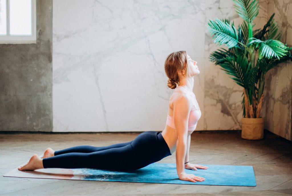 mulher fazendo yoga