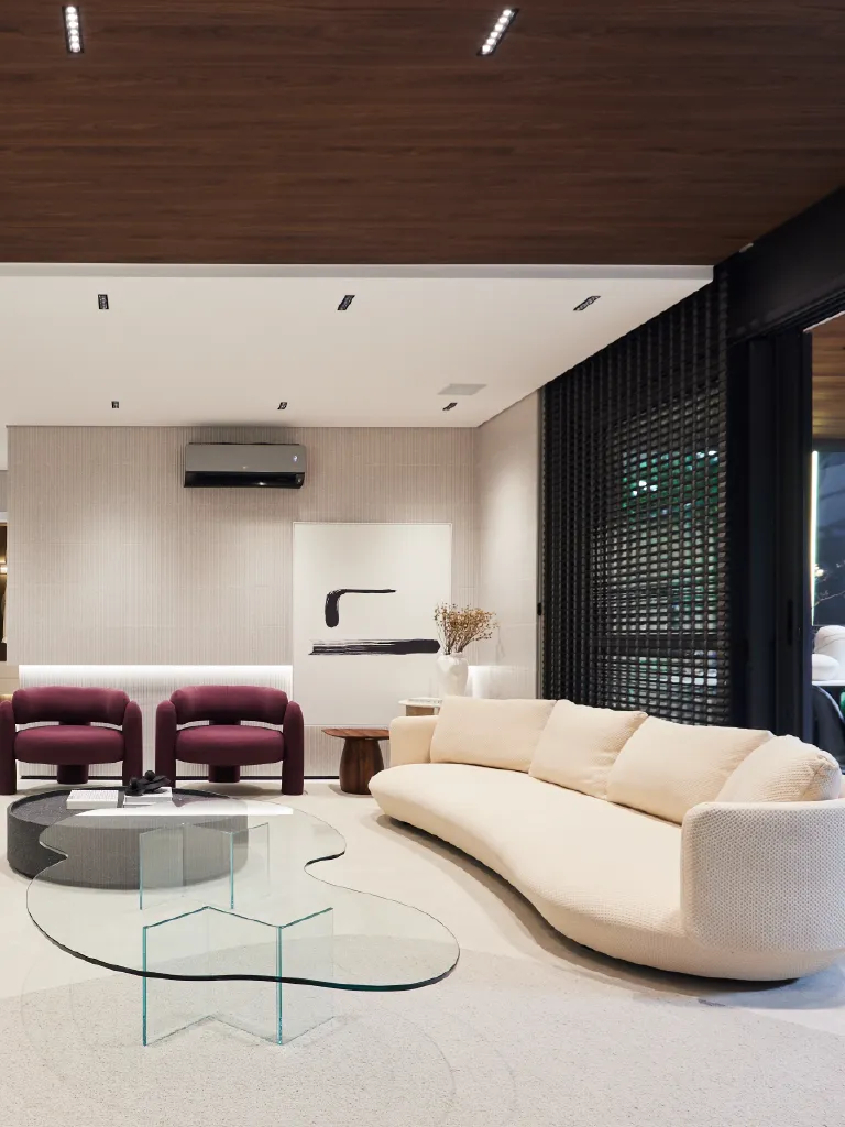 Apartamento decorado de Huma valoriza a conexão em espaços fluidos de bem-estar