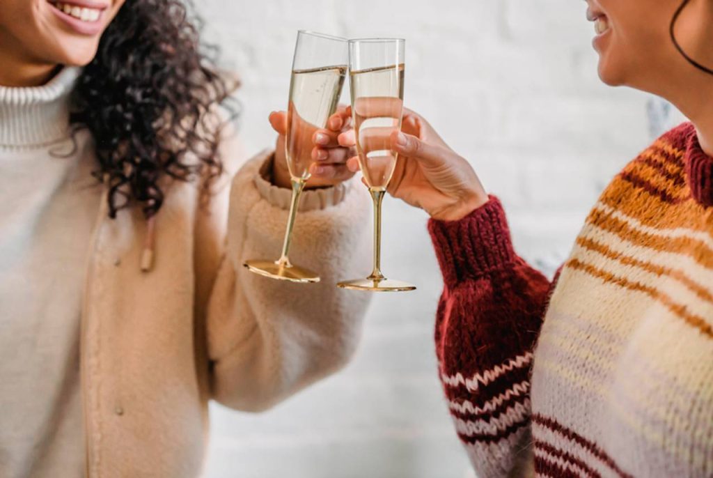 mulheres brindando taça de champagne