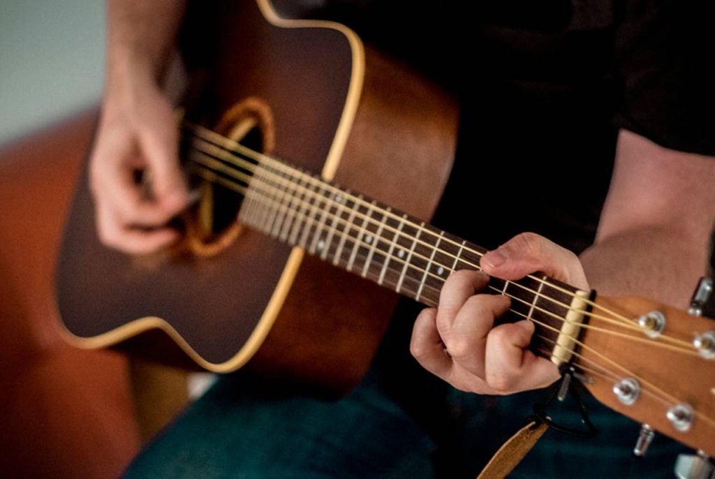 homem tocando violão