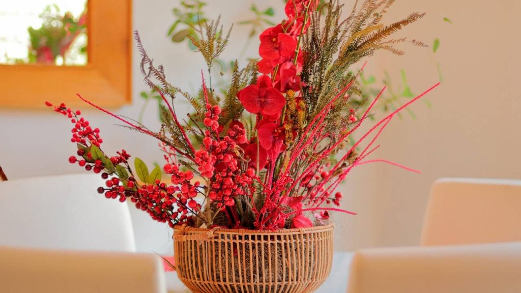 mesa com arranjo de flor