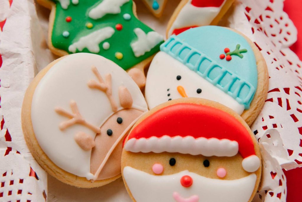 biscoitos de gengibre confeitados para o natal