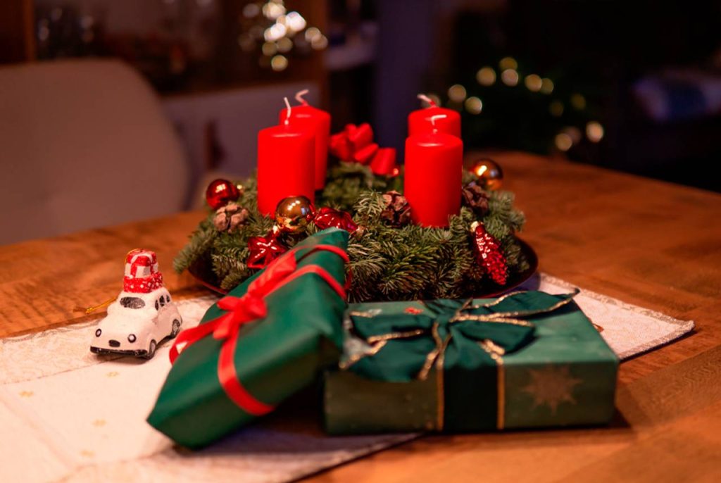 mesa de natal com presentes de decoração