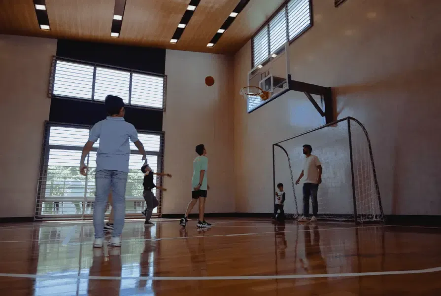 crianças jogam basquete na quadra do grand palais