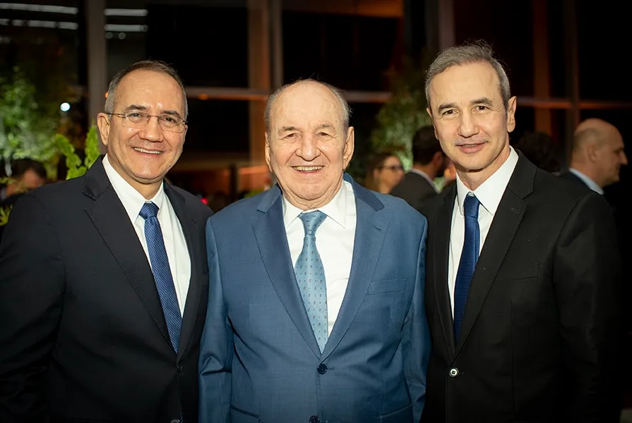 tres homens de terno em evento em porto alegre