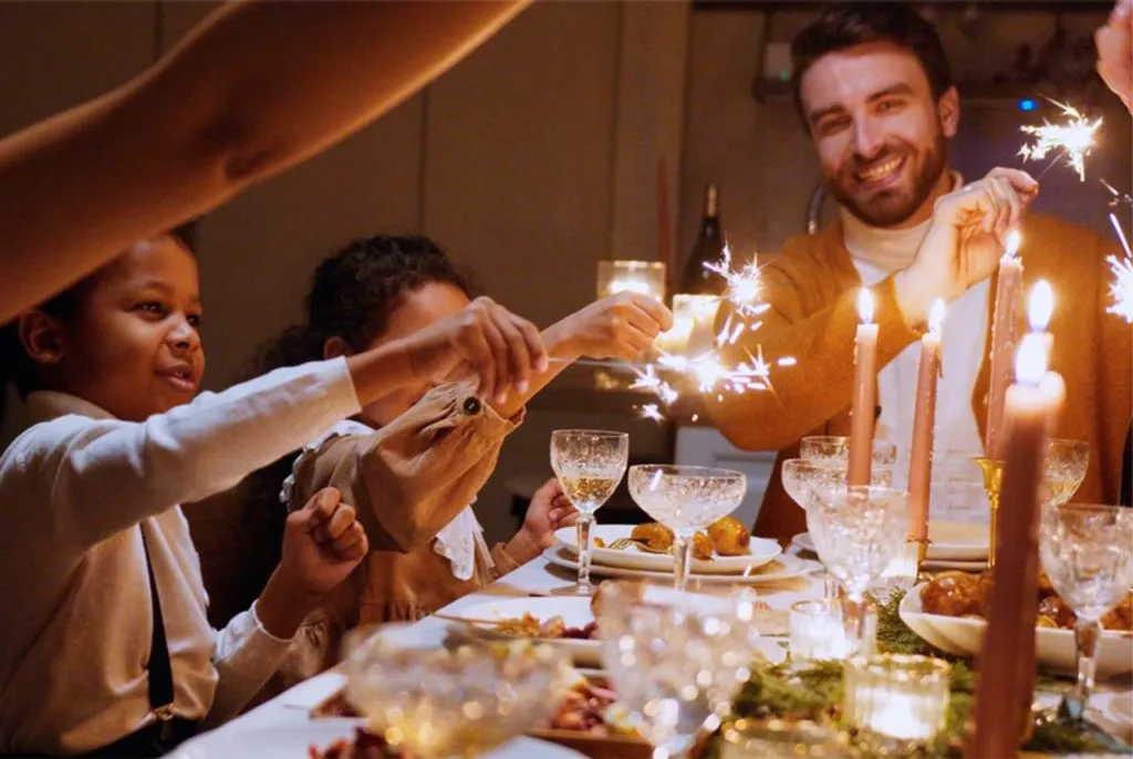 família comemorando vira de ano em jantar