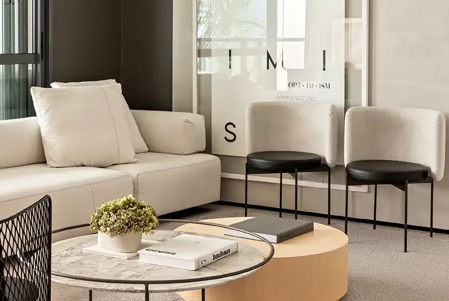 Sala de estar minimalista nas cores preto e branco com detalhes de madeira e ferro