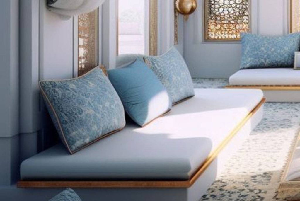 sala com arquitetura árabe com sofá azul