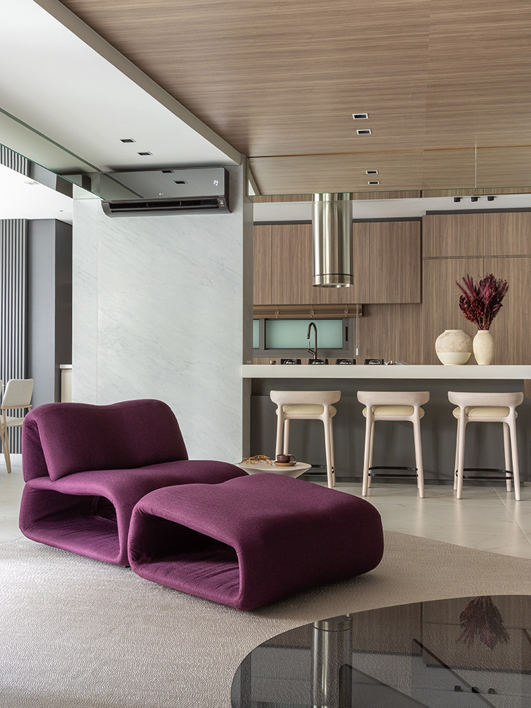 Vidros curvos e cores claras: conheça o decorado do Landhaus em Curitiba