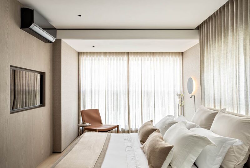Quarto moderno com janela e decoração minimalista